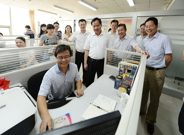 省委常委、常務(wù)副省長陳肇雄一行到訪高新區(qū)大學生創(chuàng)業(yè)園.jpg